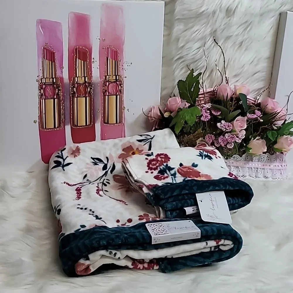 1510  KASSAFINA Home Collection  Floral Towels Set 2  NWT